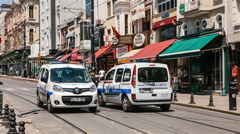 Время "наслаждения" уличной алкогольной культурой в Турции