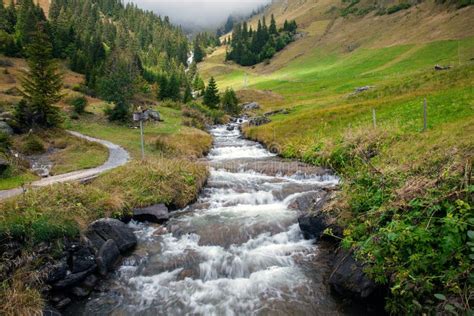 Горные пики и потоки вода