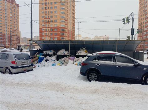 Городская площадь: Поиск среди мусорных баков и уличных лавочек