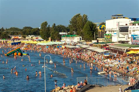 Городской пляж - место для отдыха и развлечений людей живущих в Махачкале и её гостей