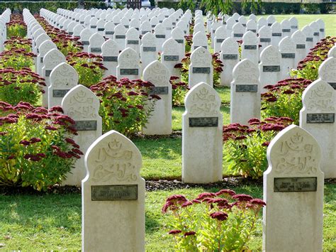 Гробница и живые: причины избегать посещения кладбища в праздничные дни