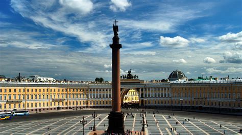 Дворцовая площадь и Зимний дворец: сказочная атмосфера и яркое шоу