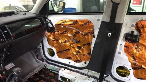 Демонтаж элементов отделки в салоне автомобиля для достижения необходимого компонента