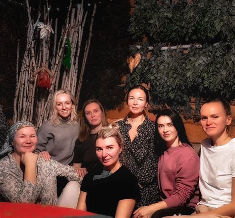 Забавные игры между близкими друзьями и удивленные гости