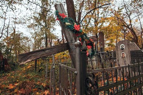 Загадочное место вечного покоя на поляне памяти