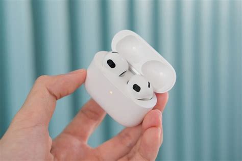 Загадочное положение светодиодного индикатора на футляре AirPods 2