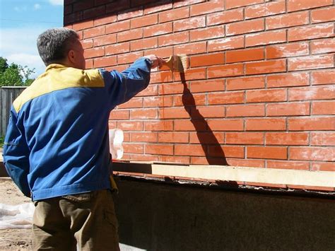 Защита скамейки от влияния влаги: применение масел и средств для водоотталкивания