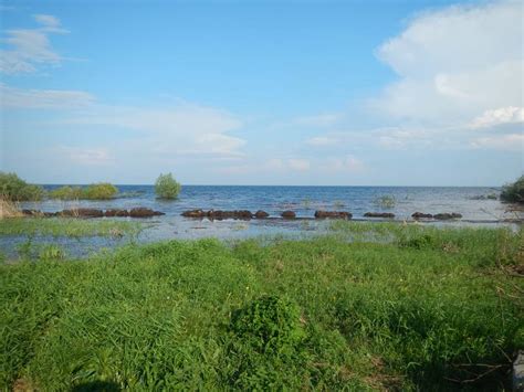 Избегайте водных пространств и открытых полей