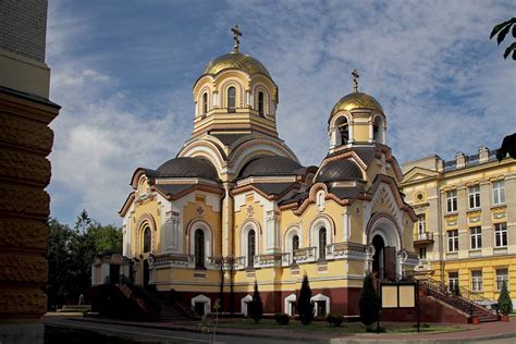 Изысканный храм с уникальными фресками - Храм Святых равноапостольных Кирилла и Мефодия