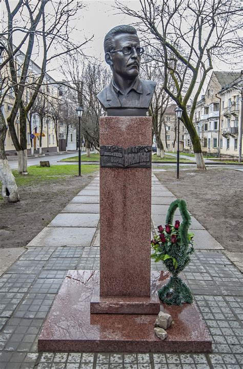 Интересные факты о знаменитых погребениях и мемориалах на некрополе

