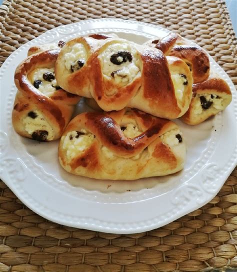 Классические пирожки с творогом и изюмом