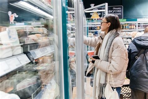 Магазины с готовой едой и продуктовые базы вблизи Территории Новой Голландии