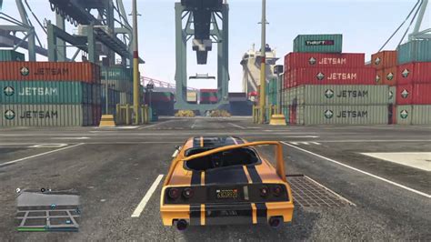 Многообразие магазинов и заведений на главной улице игры Grand Theft Auto V