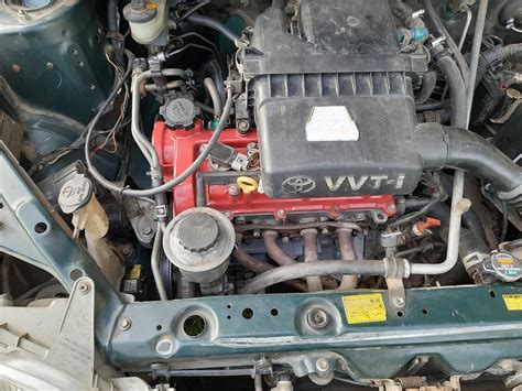 Определение места расположения кода двигателя в автомобиле Toyota Platz