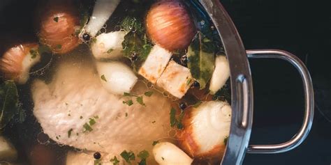 Оптимальное время варки курицы в кипящей воде для достижения идеальной структуры мяса