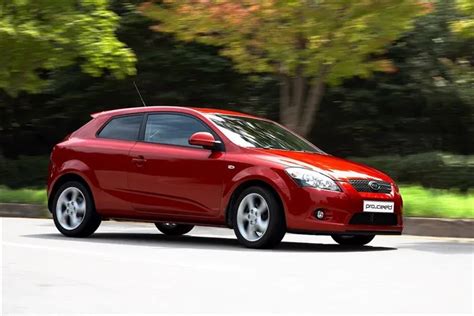 Особенности размещения запаски на автомобиле Kia Sid 2008 года