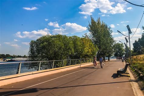 Парк, где вас окружат живописные водоемы и удобные лавочки