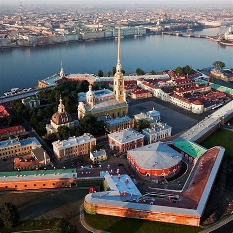 Петропавловская крепость: историческая атмосфера и новогодний ярмарок