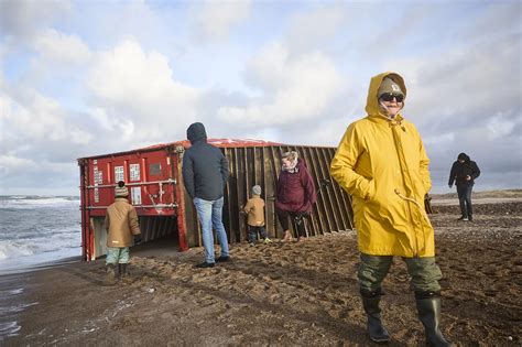 Поиск грузовых контейнеров на побережье