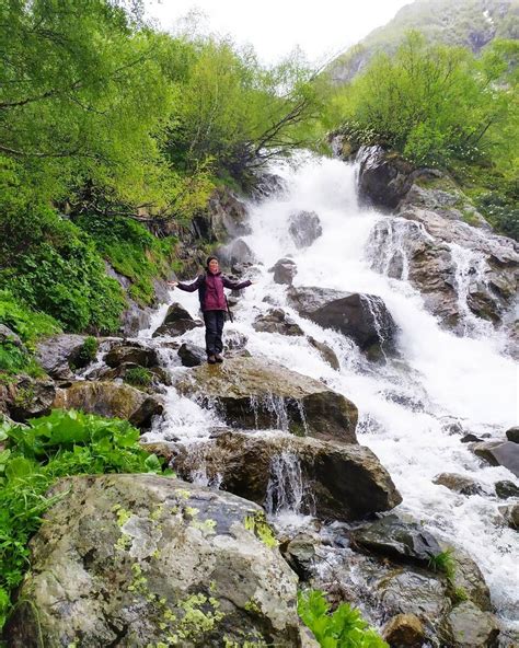 Поход по тропе на водопад в Домбае