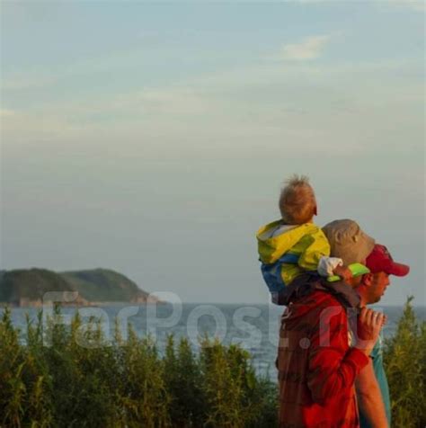 Семейный пляжный досуг у прибрежья Черного моря