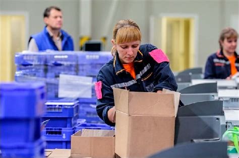 Сотрудники OZON и содержимое посылки