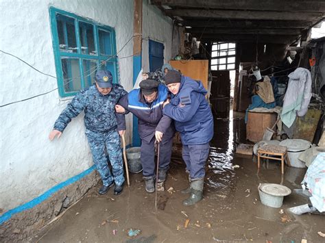 Спасатели продолжают борьбу с огнем и эвакуируют людей из опасной зоны