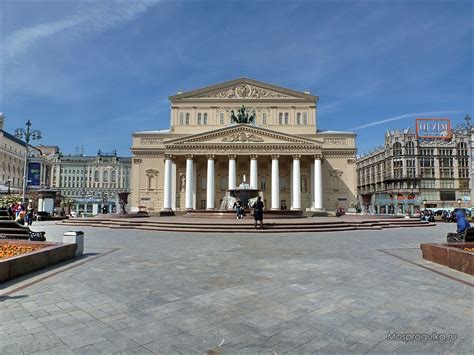 Театральная площадь: Живое творчество в сердце Новгорода