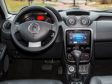 Удобство расположения интерьерной панели в автомобиле Рено Дастер