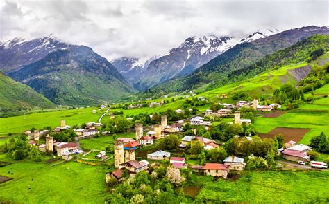 Уникальные архитектурные решения в замке на берегу реки