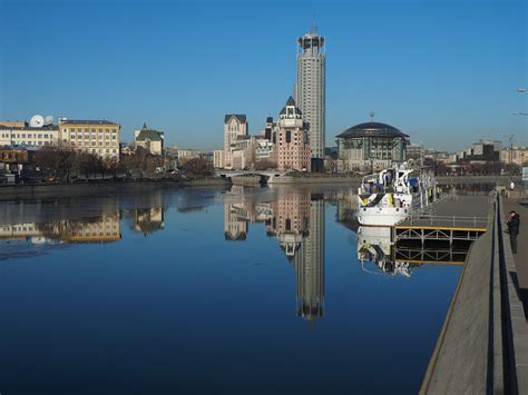 Уникальный взгляд на протяженность реки и возможность приятной прогулки вдоль живописной набережной