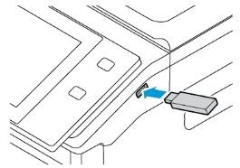  Вставка накопителя в порт USB 