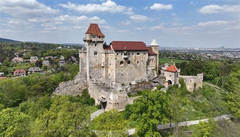  Как действовать с головным убором во время трапезы 