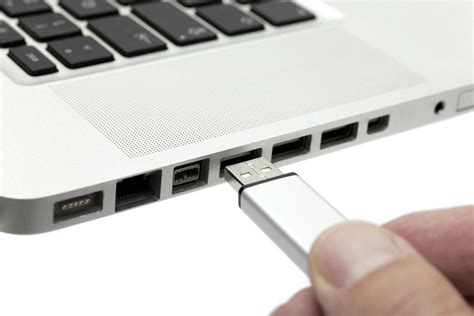 Попробуйте вставить флешку в другой порт USB