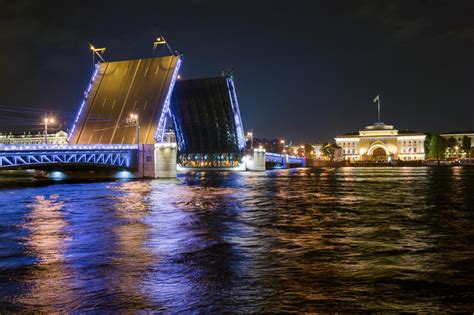 Процесс разводки моста Александра Невского