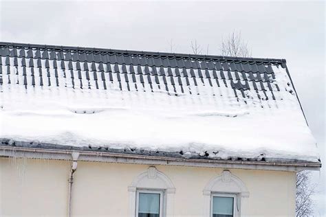 Снег на крыше частного дома