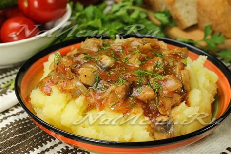 Тушеная свинина с овощами и соусом
