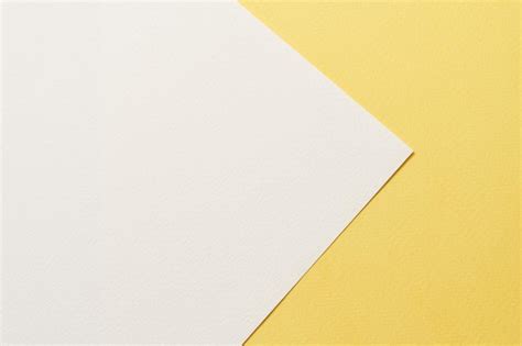 Устройство желтого цвета бумаги