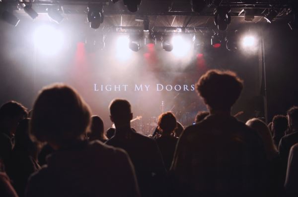 «Меня называют Мисс Моррисон»: интервью с солисткой проекта LIGHT MY DOORS