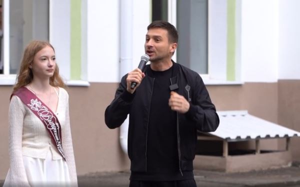 Певец Сергей Лазарев пожелал школьникам побольше креативить