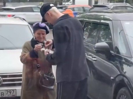 SHAMAN помог пенсионерке, торгующей на улице