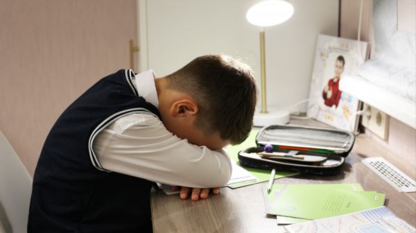 «Двойка — не трагедия»: как научить ребенка не бояться плохих оценок