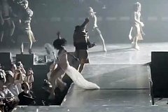 Солистка группы «Винтаж» упала со сцены и получила перелом