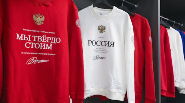 Свитшоты с цитатами Путина стали лидерами продаж на выставке в Харбине