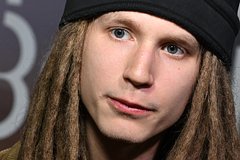 Сын Децла стал выгонять мать из дома