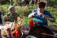 Названы три самые любимые застольные песни россиян